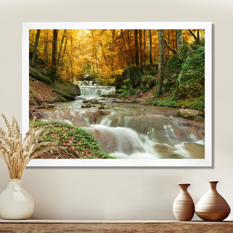 Forêt, cascade, arbres jaunes - reproduction de photo, H 24 po x l 32 po, Avec cadre, Blanc