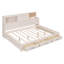 Lit de jour en bois blanc pleine grandeur avec 3 tiroirs, tablette de rangement, plateau rembourré et prises de courant intégrées et ports USB