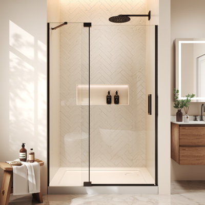 Porte de douche pivotante semi-encadrée de 112 à 122 cm de large x 178 cm de hauteur, avec verre transparent, sans barre supérieure et système de réglage par charnières.