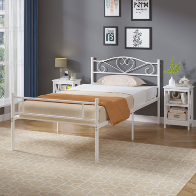 Ensemble de meubles de chambre à coucher blancs 3 pièces avec cadre de lit en métal et 2 tables de chevet à tablettes ouvertes, lit simple / double / grand lit en fer blanc avec tables d'appoint compactes pour chambre de ferme moderne