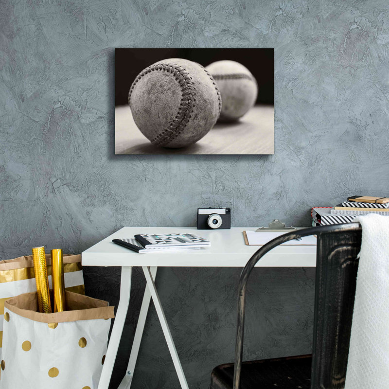 «Old Baseballs» par Edward M. Fielding, H 12 po x l 18 po x P 0,75 po