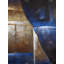 Formes en bronze avec lumière bleue - reproduction industrielle abstraite