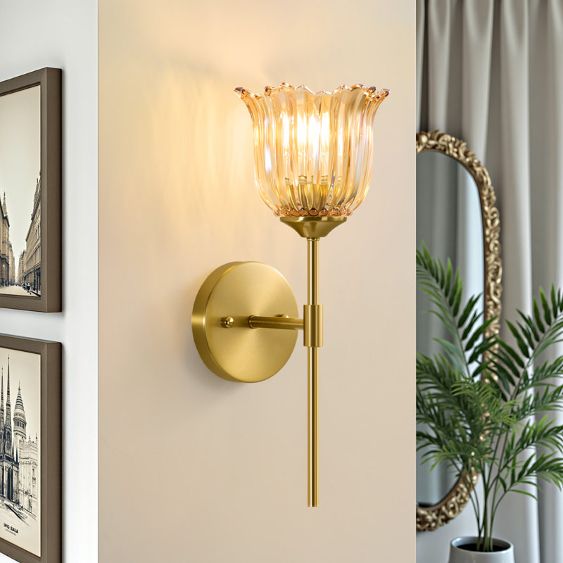 Applique murale dorée 1 lumière avec bras en fer et abat-jour floral, Ambre