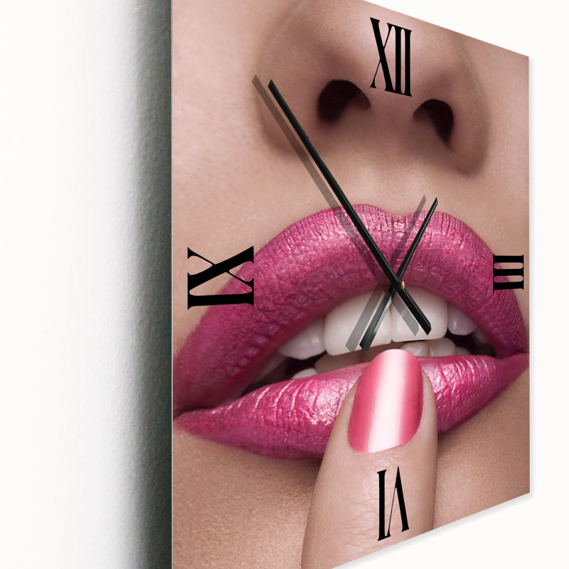 Horloge murale femme avec un doigt sur la bouche, Très grand