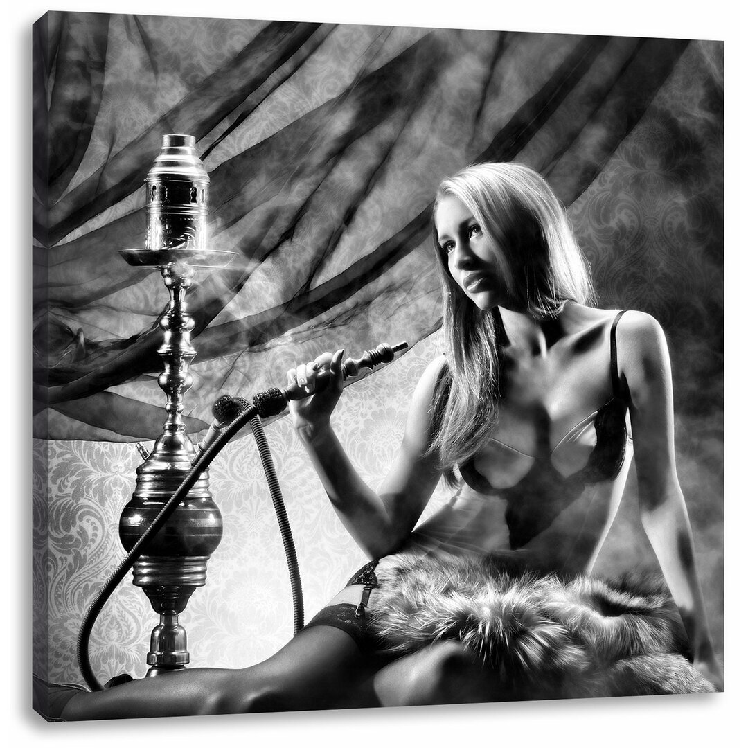 Leinwandbild Schöne Frau mit Shisha