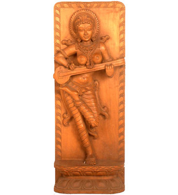 Sculpture Surasundari en bois sculpté avec statue de Vina, panneau mural sud-indien de 24 po décor pour le salon et l'espace de méditation