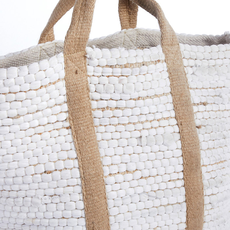 Panier en tissu blanc