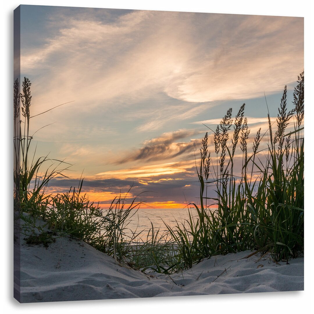 Leinwandbild Gras am Strand bei Sonnenuntergang