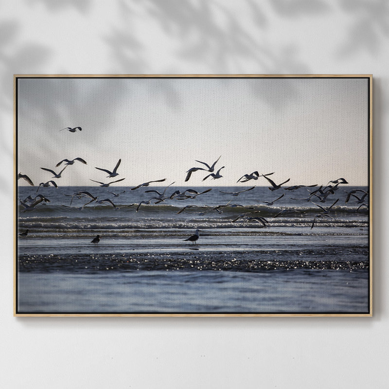 Vol de mouettes encadré sur toile, Bois naturel, H 25 po x l 37 po x P 2 po