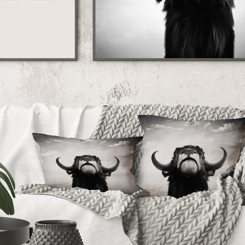Portrait monochrome d'un taureau espagnol I, housse de coussin rectangulaire et insert
