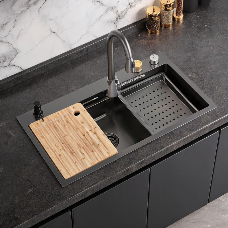 Évier de cuisine à cuve unique en acier inoxydable noir de 76 cm x 46 cm avec robinet effet pluie et planche à découper.