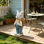 Sculpture de lapin en résine artisanale, décorative pour jardin ou terrasse.
