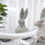 Statue de lapin en ciment crème 5,3 x 4,5 x 12,8 po