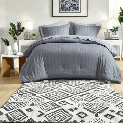 Ensemble de literie moderne très grand californien 7 pièces, polyester rayé gris, confortable et fonctionnel pour la maison ou le dortoir