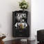 Armoire de bar moderne en coin noir avec dossier à miroir avec 2 tablettes ouvertes et 2 tiroirs, pieds hauts pour un nettoyage facile