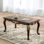 Table basse rectangulaire de style traditionnel avec finition riche couleur tabac riche, pieds courbés et détails sculptés avec structure en bois massif au look élégant