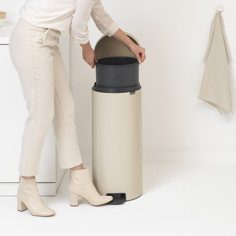 Poubelle à pédale NewIcon 8 gallons (30 litres), Beige doux