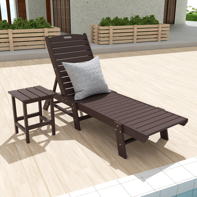 Chaise longue inclinable de 78,2 po avec table Aderson, Brun foncé