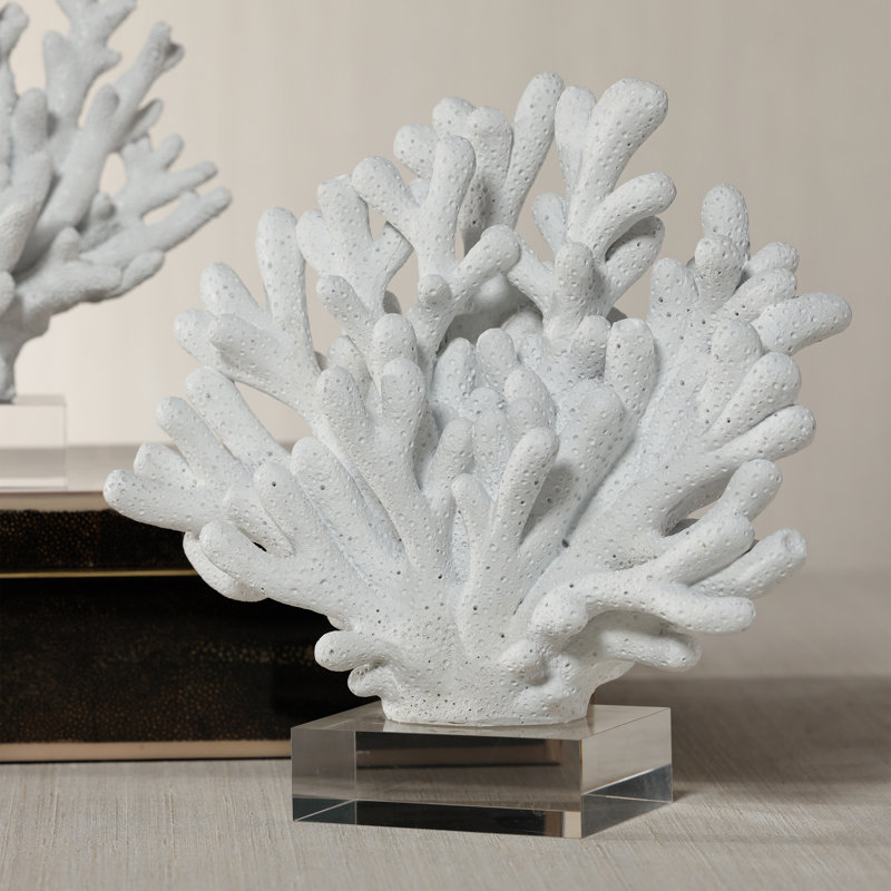 Sculpture corail en résine blanche sur base acrylique, H 9,5 po x l 9,5 po x P 4,75 po