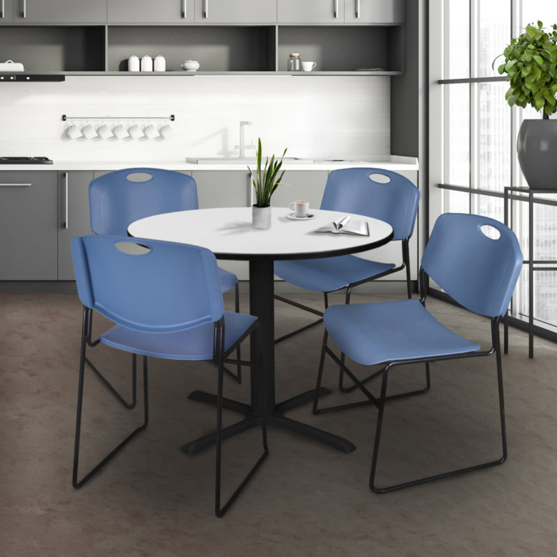 Table ronde Regence Cain et 4 chaises empilables Zeng, Blanc / Bleu, H 29 po x L 42 po x P 42 po