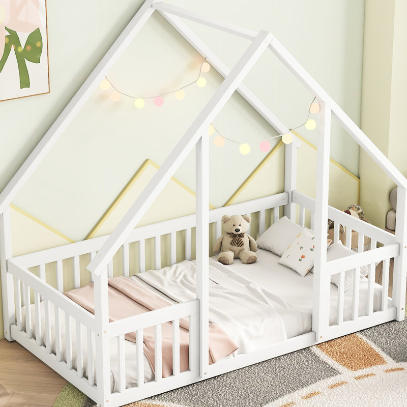 Lit double blanc en forme de maison avec clôture et barrières de sécurité - Fabriqué en pin de qualité pour un sommeil durable