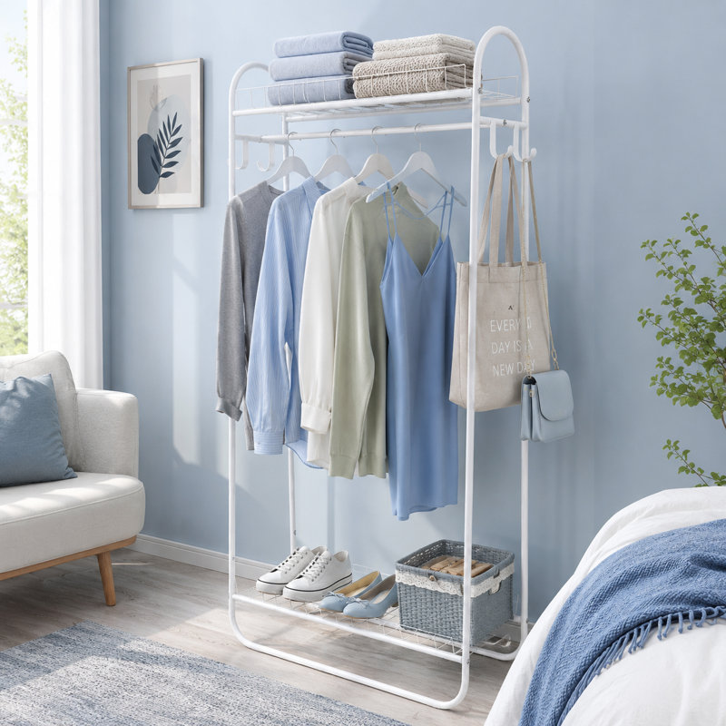Portant à vêtements blanc en métal avec double tablettes de rangement, tringle de suspension et crochets latéraux pour l'organisation de la chambre à coucher
