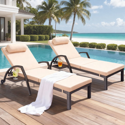 Ensemble de 2 chaises longues d'extérieur en osier pour l'extérieur avec 5 dossier ajustable et coussin amovible et plateau de bronzage pour chaises longues