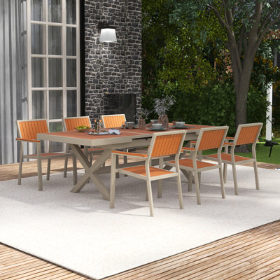 La liberté de manger en plein air avec un ensemble flexible comprenant six chaises et une table qui s'étend de 62,9 à 82,6 pouces