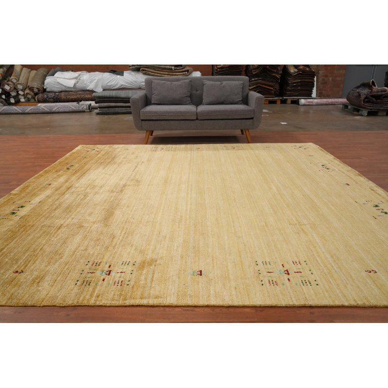 Tapis doré minimaliste de style Gabbeh 10 x 10 avec des accents tribaux subtils