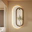 Ferronnerie de couleur crème avec lumières et murale dans le hall d'entrée-417871940