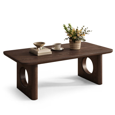 Table basse en bois massif avec pattes géométriques