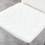 Table de salle à manger pour 4 personnes, table 55 po x 31,5 po, texture bois, chaises blanches, coussins antidérapants grain naturel avec éponge confortable en forme de losange de style moderne