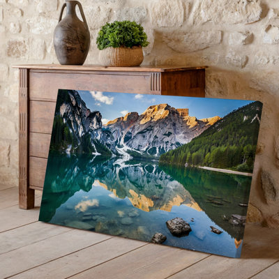 Toile, art serein d'un lac alpin mettant en vedette des eaux turquoise cristallines, art mural reflétant les montagnes escarpées