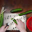 Planche à découper à thème musical avec un musicien et des notes de musique sur un matériau en verre durable, idéal pour la cuisine et la préparation des aliments-114446680