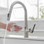 Robinet de cuisine rétractable à poignée simple avec accessoires-71449488