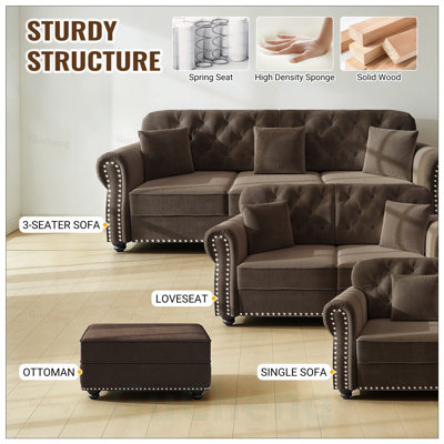Canapé rembourré en velours avec garniture cloutée et accoudoirs roulés, style Chesterfield de style Mid-Century avec 3 coussins