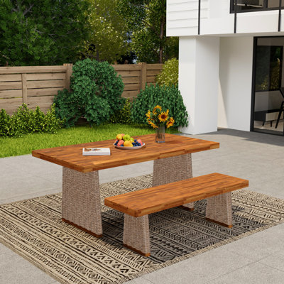 Table de salle à manger en bois brun avec 1 banc de table, conception à lattes pour conditions hygiéniques, pieds tissés, structure stable fabriquée avec un plateau de table et offrant un bon drainage de l'eau