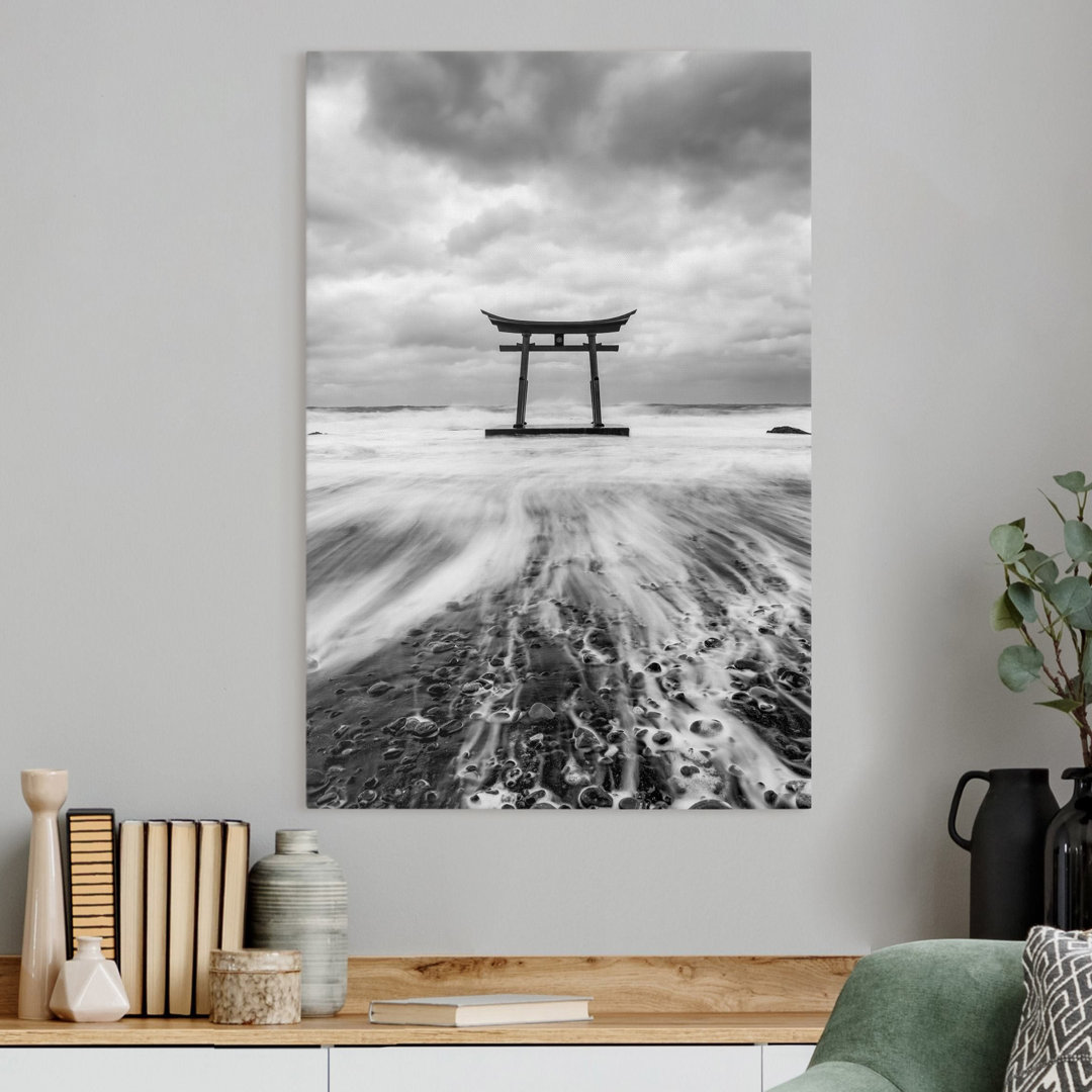 Leinwandbild - Japanisches Torii Im Meer