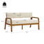 Ensemble de patio 4 pièces en bois d'acacia au fini teck, causeuse intérieure / extérieure et 2 fauteuils avec table basse, dossier à lattes et coussins crème résistants à l'eau