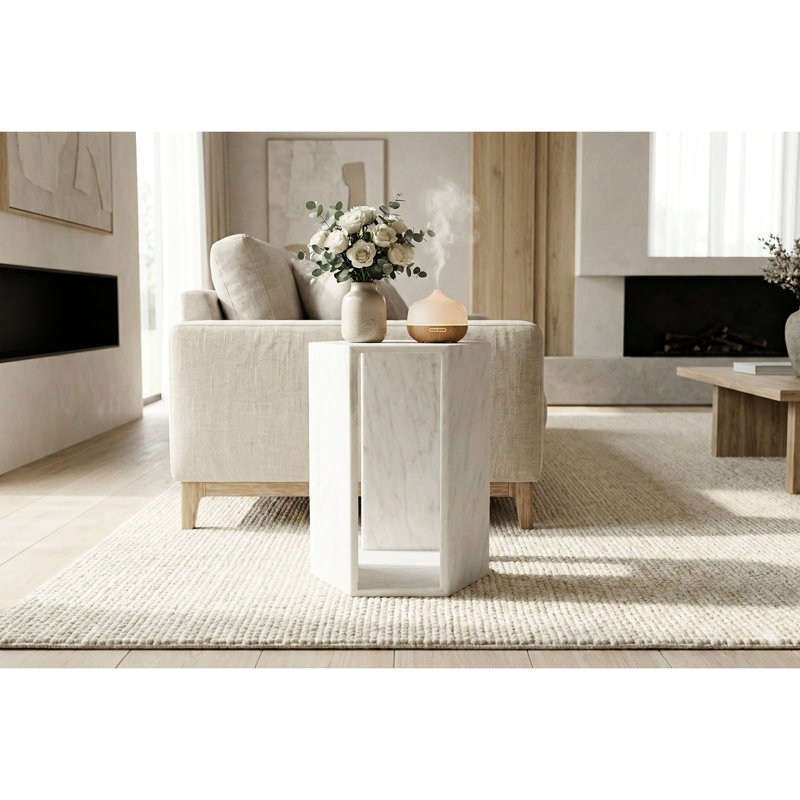 Table d'appoint hexagonale en marbre blanc, idéale pour les pauses-café et autres utilisations, avec un grain de grain gris unique, un design compact et une surface mate et lisse.