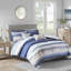 8 literie en seersucker très grand / très grand. Rayures bleues à l'aquarelle. . Édredon, taies décoratives, oreillers, courtepointe, taies décoratives incluses. Lavable à la machine pour un entretien facile. Édredon et courtepointe Serene-124314760