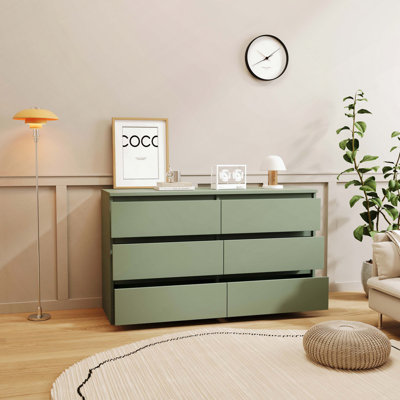 Commode 6 tiroirs avec poignées dorées et style minimaliste