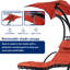 Chaise longue suspendue avec support ergonomique, pour la détente au bord de la piscine.