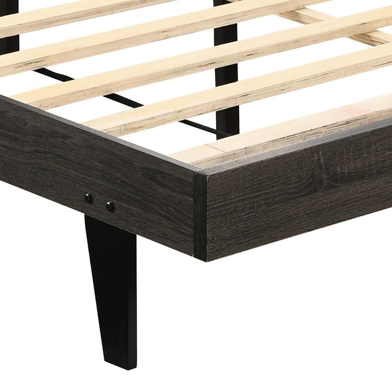 Grand lit avec revêtement de tête de lit brun et plateforme rustique en bois patiné gris