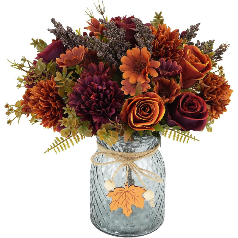 Centre de table avec fleurs et marguerites