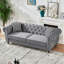 Luxueux canapé Chesterfield rembourré en velours avec accoudoirs roulés et têtes de clous, 3 places de style Mid-Century moderne pour le salon, le bureau et un appartement-104351672-104351673