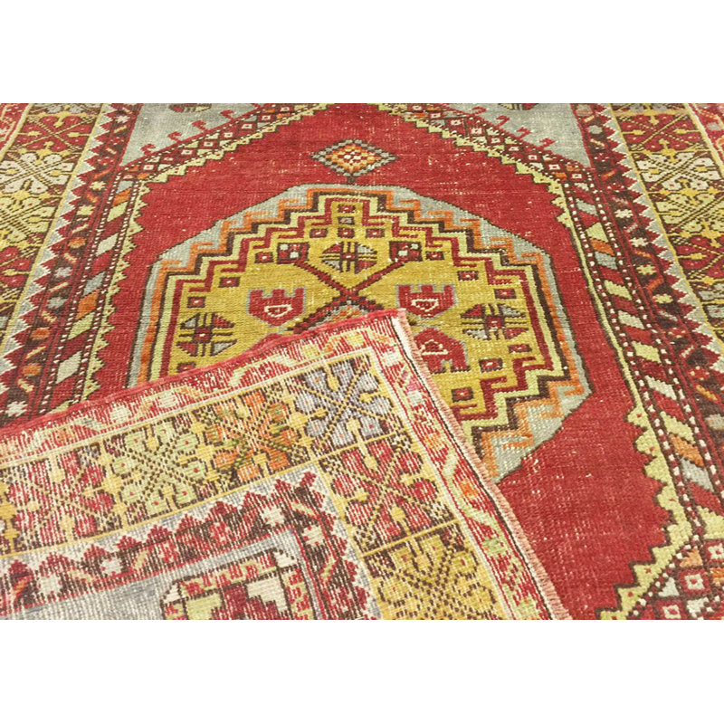 Tapis rouge / jaune en laine noué à la main de conception unique 3 pi 9 po x 5 pi 9 po années 1960