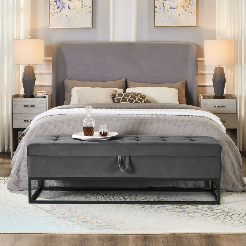 Velours gris avec base en métal et compartiment de rangement généreux - idéal pour le banc de la chambre à coucher. L'intérieur spacieux maximise votre espace