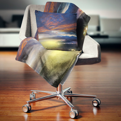 Coussin de photographie paysager des rayons de soleil et des nuages flamboyants