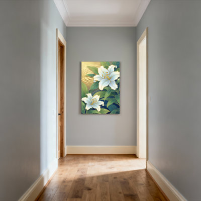 Tableau mural sur toile tendue à motif floral de lys blanc, avec fond doré et feuilles vertes, idéal pour la décoration du salon et de la chambre.